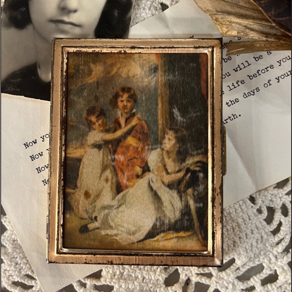 Vintage Brass Compact Case with Silk Photo / Vintage Beauty Compact - Picture 1 of 5